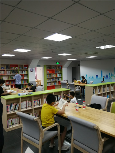 轄區(qū)居民在龍津街圖書館津津有味地閱覽_副本.jpg