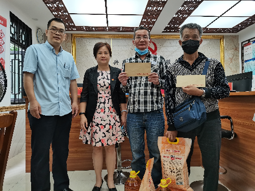 圖四：區(qū)應(yīng)急局和街道辦事處代表共同慰問(wèn)轄區(qū)困難群眾.jpg