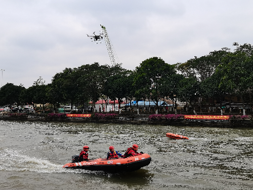 圖三：運用無人機(jī)等現(xiàn)代水上應(yīng)急裝備搶險救援.jpg
