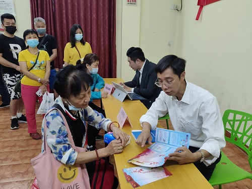 圖：司法所人員為居民群眾宣傳民法典.jpg