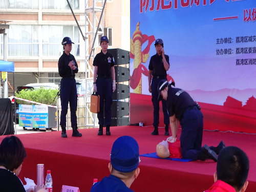 圖四：心肺復(fù)蘇術(shù)和氣道梗阻救助等生命急救技能演示.JPG
