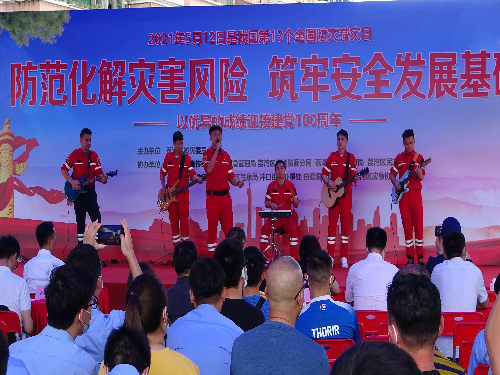 圖五：“小人物”樂(lè)隊(duì)?wèi)?yīng)急消防安全歌曲表演.JPG