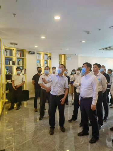 圖：孫志洋同志聽取保障性租賃住房項(xiàng)目的情況介紹.jpg