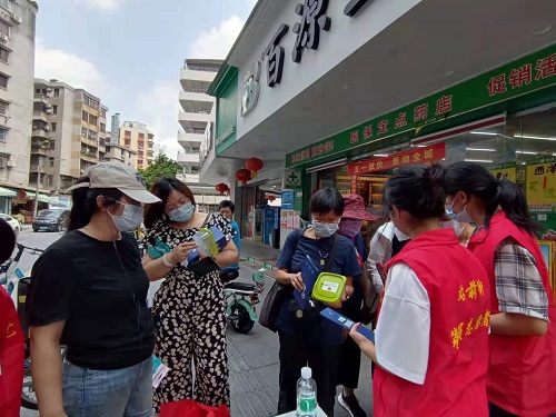圖：大學(xué)生志愿者向群眾講解和發(fā)放法治宣傳資料.jpg