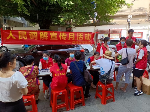 圖：司法所與大學(xué)生志愿者為居民開展免費(fèi)法律咨詢.jpg