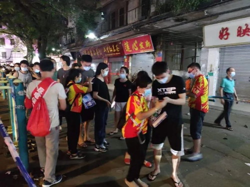 (圖:“廣州街坊”志愿者教市民用小程序錄入個人信息,做好核酸檢測準備工作) 圖片