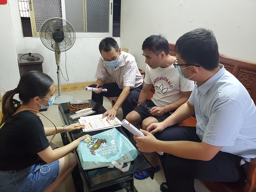圖1：工作人員向困難群眾宣講住房保障政策.jpg