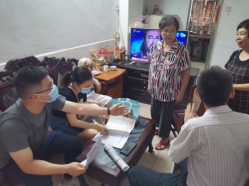 圖2：工作人員向困難群眾宣講住房保障政策(1).jpg