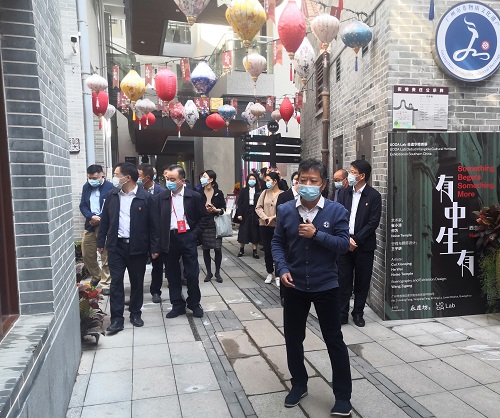 （圖：區(qū)住房建設(shè)局向視察組介紹永慶坊更新改造的推進(jìn)情況）.jpg