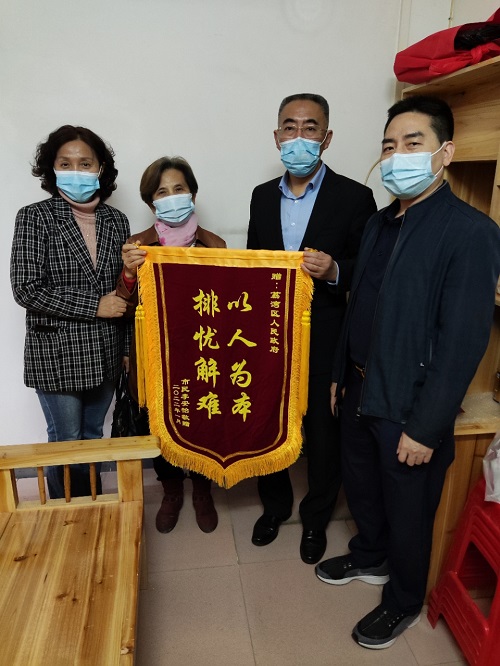 圖：市民李安怡向荔灣區(qū)人民政府遞上錦旗(1).jpg