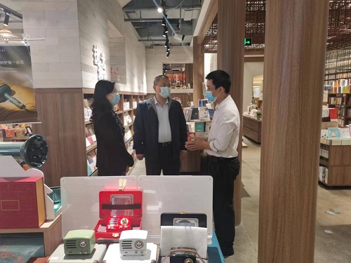 （圖1：檢查組走訪檢查轄內(nèi)實(shí)體書店）.jpg