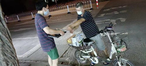 張承康（右）將筆記本電腦歸還給失主.jpg