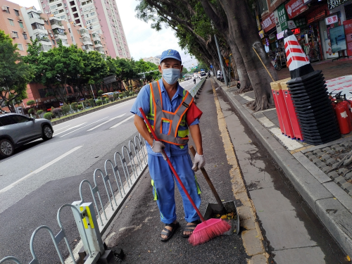 張承康正在進(jìn)行環(huán)衛(wèi)保潔工作.jpg