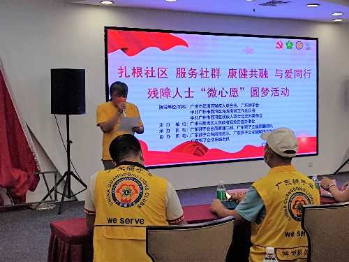 圖3：殘疾歌手初百軍作為代表進行發(fā)言，對愛心人士表達美好祝愿.jpg