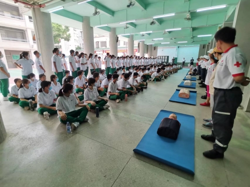 青少年聽取志愿導師講解心肺復蘇操作流程.jpg