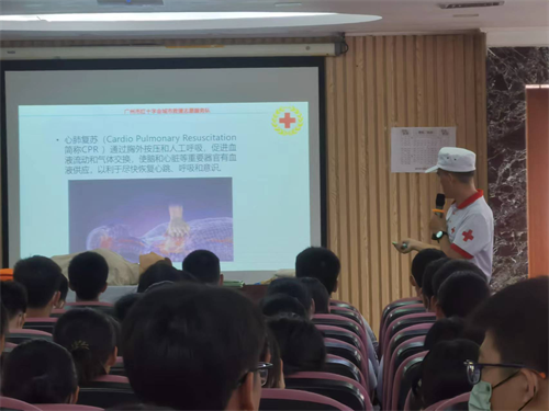 志愿導師講授心肺復蘇相關知識.png