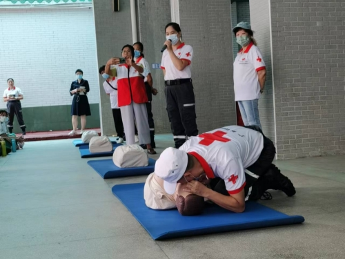 志愿者導師進行心肺復蘇演練.jpg