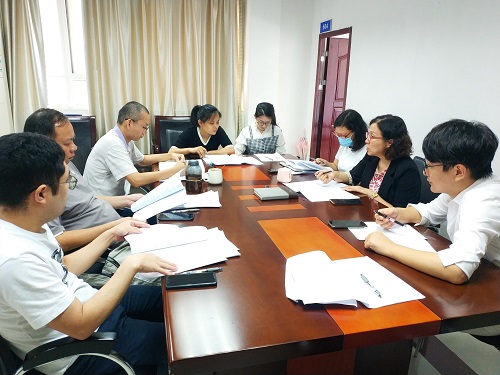 圖：區(qū)房管住保中心審核人員認(rèn)真學(xué)習(xí)共有產(chǎn)權(quán)房政策文件.jpg