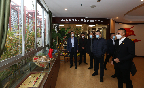 圖2 參觀荔灣區(qū)退役軍人養(yǎng)老示范服務(wù)中心建設(shè)。.JPG