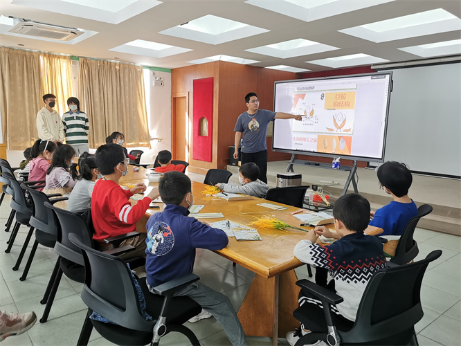 圖一：老師介紹谷粒結(jié)構(gòu)（周門館）.jpg