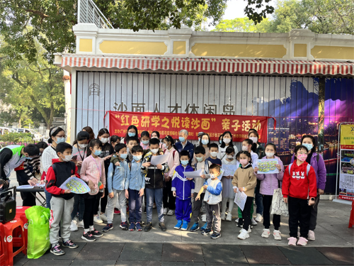 圖一：親子家庭了解活動規(guī)則并合影.jpg