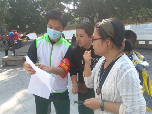 圖二：工作人員解答關(guān)卡疑問.jpg