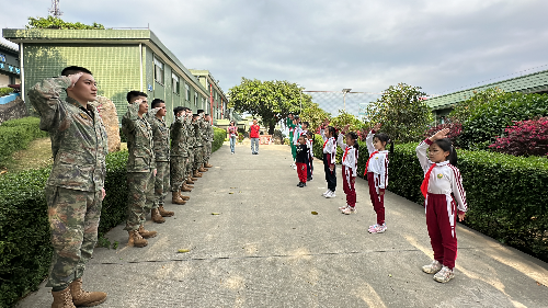 圖：少先隊員向部隊官兵行軍禮.jpg