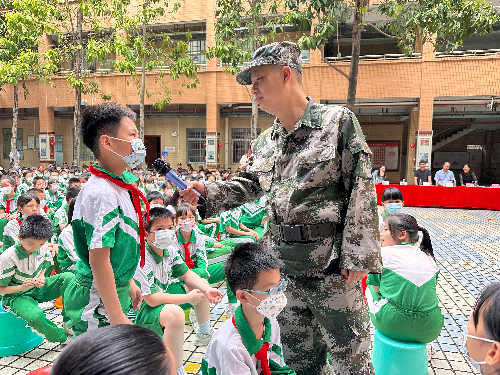 同學(xué)們向退役軍人提問(wèn).jpg