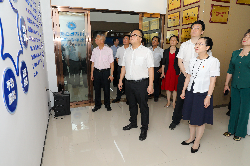 2023年7月13日，市工商聯(lián)黨組成員、專職副主席林小兵參觀廣州市政企溝通服務(wù)中心（荔灣）荔灣區(qū)委常委、組織部部長(zhǎng)黃洪飆同志陪同 (2)(1).JPG