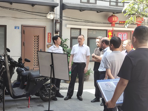 區(qū)住房建設(shè)園林局：市住房城鄉(xiāng)建設(shè)局駐局紀(jì)檢組組長黃昌軍帶隊調(diào)研泮塘路及周邊街區(qū)老舊小區(qū)改造相關(guān)工作（圖）