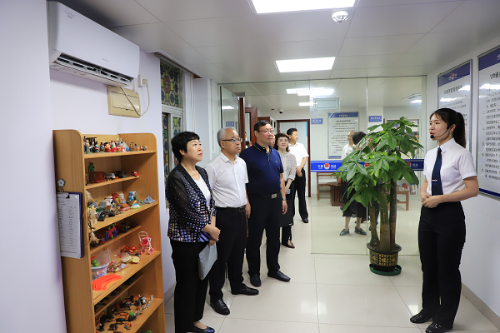 圖：司法部社區(qū)矯正管理局調(diào)研組察看VR教育室.png