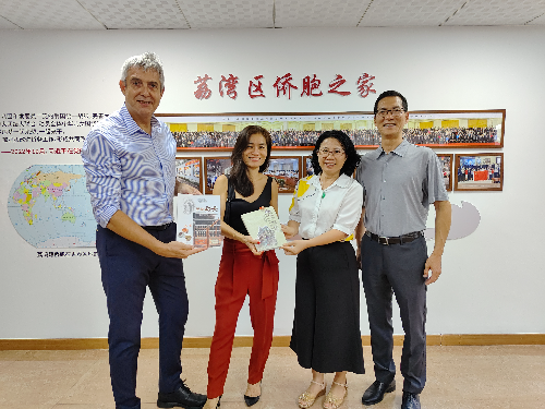 圖：荔灣區(qū)僑聯(lián)主席卜智群贈(zèng)送記載荔灣相關(guān)文化書籍給海外僑領(lǐng).jpg