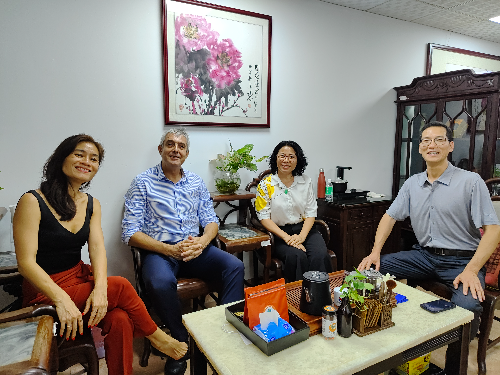 圖：荔灣區(qū)僑聯(lián)主席卜智群與海外僑領(lǐng)合影.jpg