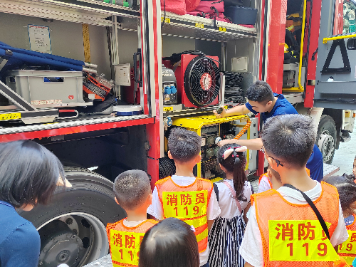 風(fēng)雨亭社區(qū)：走進(jìn)消防中隊(duì)，牢記消防安全（林靜棉） (1).jpg