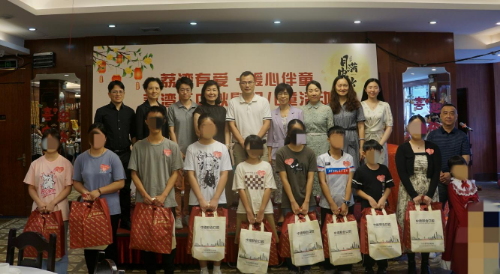 圖：中秋關(guān)愛兒童活動合影.png