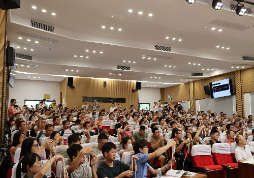（圖：參訓學員在學習應急逃生救援安全繩結打法）(1).jpg