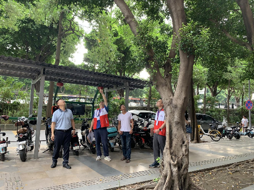 9月1日，花地街道迅速開展汛期安全隱患巡查，掛點領導、掛點科室負責人下沉社區(qū)，聯(lián)合社區(qū)居委會開展排查工作，筑牢防臺防汛安全網(wǎng)B.png