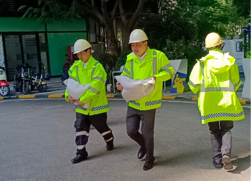 9月1日，花地街道迅速開展汛期安全隱患巡查，掛點領導、掛點科室負責人下沉社區(qū)，聯(lián)合社區(qū)居委會開展排查工作，筑牢防臺防汛安全網(wǎng)C.png