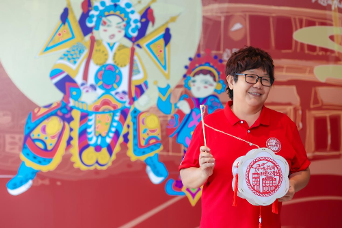 9月23日，中秋即將到來之際，花地街道小策社區(qū)與廣州必勝客攜手荔灣非遺協(xié)會，在百花路必勝非遺主題餐廳舉行了一場別開生面“非遺必勝——紙上映月 情系廣黔”活動C.png