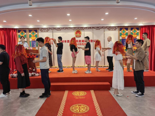 圖：中國婚俗傳統(tǒng)儀式“挑喜帕”，寓意婚姻稱心又如意.png