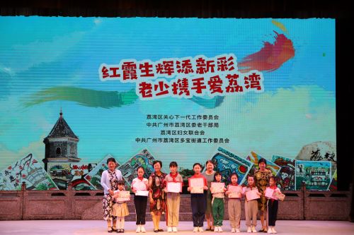 圖2區(qū)關工委書畫組老同志向小朋友贈送畫冊.JPG