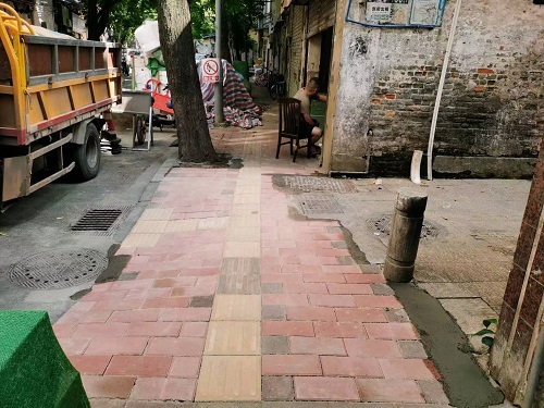 快速響應(yīng)修復(fù)路面破損，保障市民安全出行.jpg