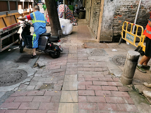 快速響應(yīng)修復(fù)路面破損，保障市民安全出行.png