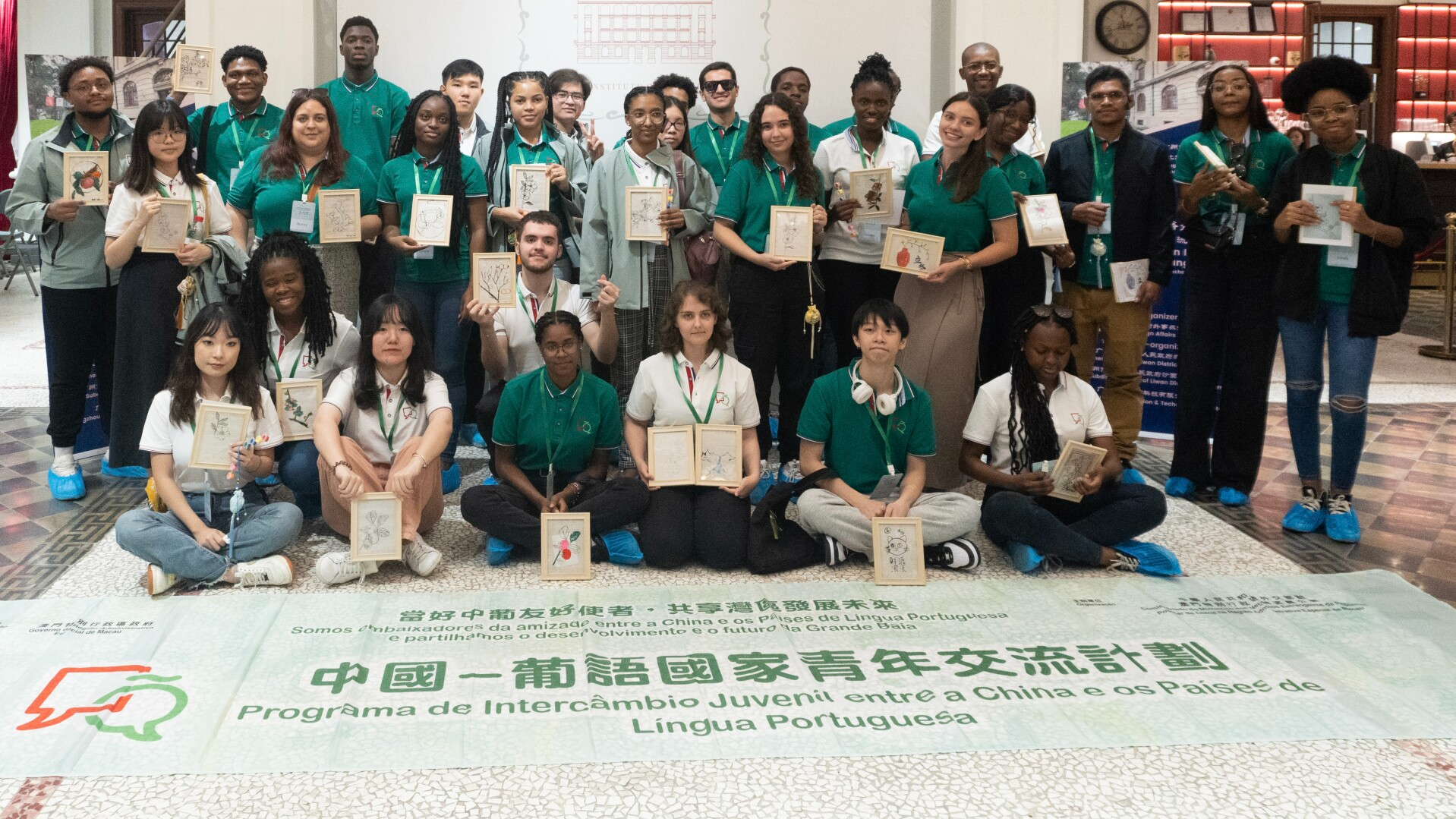 Portuguese-speaking students experience traditional Chinese culture in Guangzhou&#39;s Shamian