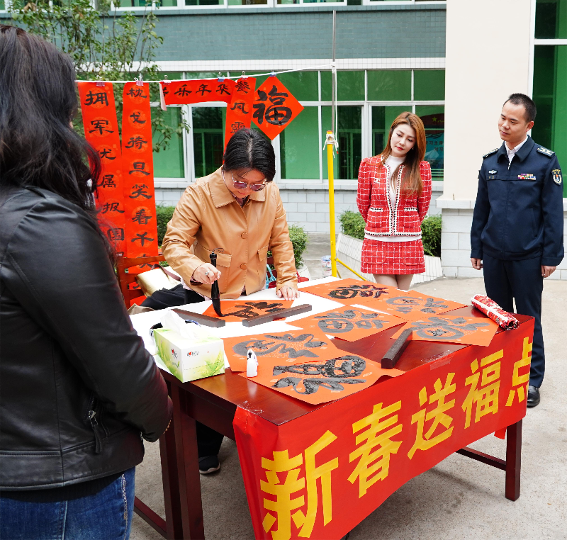 書法家現(xiàn)場(chǎng)為官兵及家屬派送春聯(lián)、“?！弊?JPG