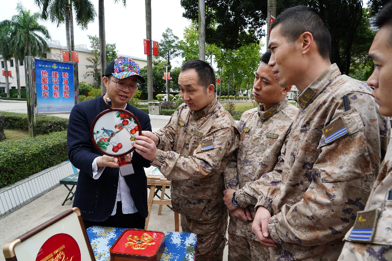 廣繡大師王新元向官兵們展示廣繡作品.JPG