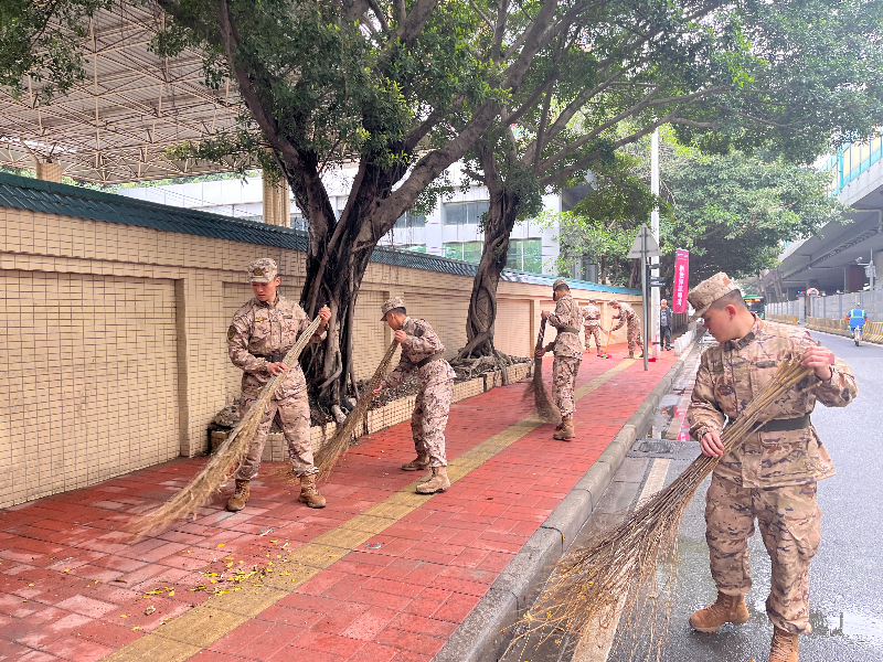 駐區(qū)部隊(duì)官兵與石圍塘街道工作人員共同清掃道路衛(wèi)生.jpg