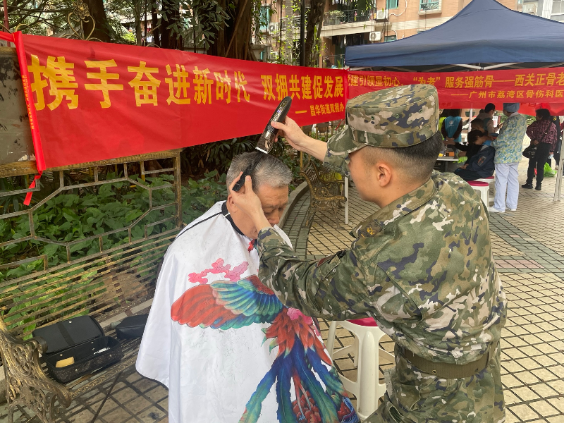昌華街道攜手駐區(qū)部隊(duì)官兵為昌華街道居民舉辦義剪活動(dòng).jpeg