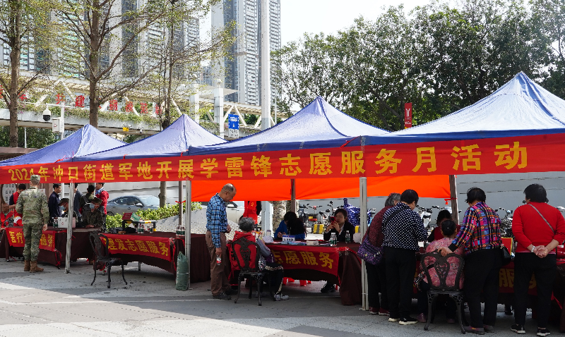 沖口街道攜手駐區(qū)部隊(duì)開(kāi)展學(xué)雷鋒志愿服務(wù)活動(dòng) (3).jpg