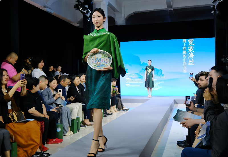 圖：巧妙融合通草畫(huà)、廣繡、廣彩等海上絲綢之路元素的香云紗服裝秀現(xiàn)場(chǎng).png